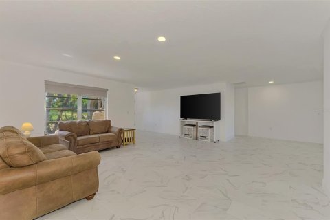 House in Englewood, Florida 4 bedrooms, 346.8 sq.m. № 2231031 - photo 15