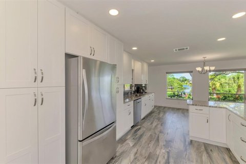 House in Englewood, Florida 4 bedrooms, 346.8 sq.m. № 2231031 - photo 24