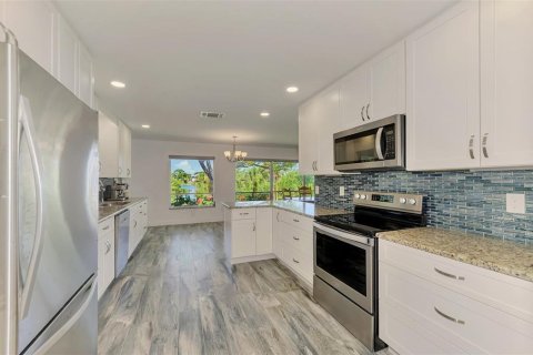 House in Englewood, Florida 4 bedrooms, 346.8 sq.m. № 2231031 - photo 23