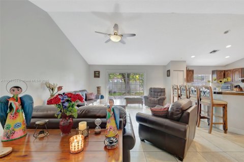 Casa en venta en Miami, Florida, 3 dormitorios, 145.58 m2 № 1742144 - foto 8