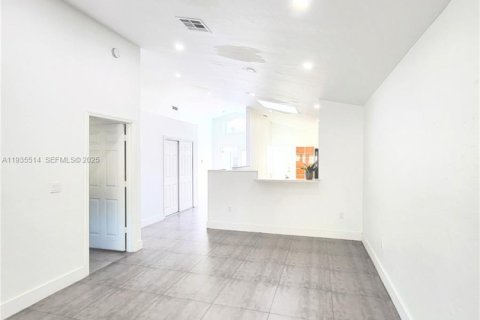 Casa en venta en Cutler Bay, Florida, 3 dormitorios, 108.32 m2 № 1993755 - foto 11