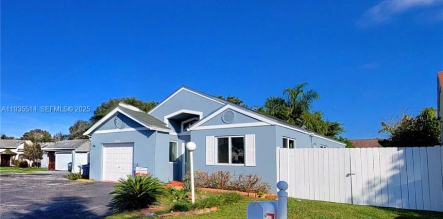 Casa en Cutler Bay, Florida 3 dormitorios, 108.32 m2 № 1993755