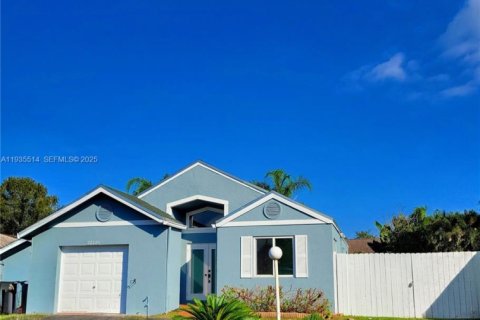 Casa en venta en Cutler Bay, Florida, 3 dormitorios, 108.32 m2 № 1993755 - foto 2