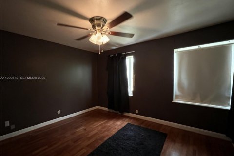 House in Opa-locka, Florida 2 bedrooms, 75.16 sq.m. № 2065253 - photo 13