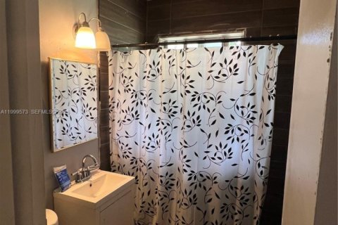 House in Opa-locka, Florida 2 bedrooms, 75.16 sq.m. № 2065253 - photo 20
