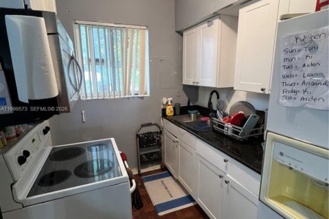 House in Opa-locka, Florida 2 bedrooms, 75.16 sq.m. № 2065253 - photo 16