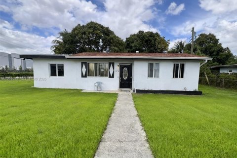 House in Opa-locka, Florida 2 bedrooms, 75.16 sq.m. № 2065253