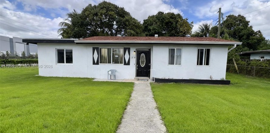 House in Opa-locka, Florida 2 bedrooms, 75.16 sq.m. № 2065253