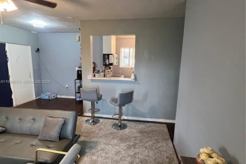 House in Opa-locka, Florida 2 bedrooms, 75.16 sq.m. № 2065253 - photo 6