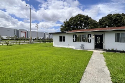 House in Opa-locka, Florida 2 bedrooms, 75.16 sq.m. № 2065253 - photo 2