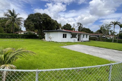 House in Opa-locka, Florida 2 bedrooms, 75.16 sq.m. № 2065253 - photo 3