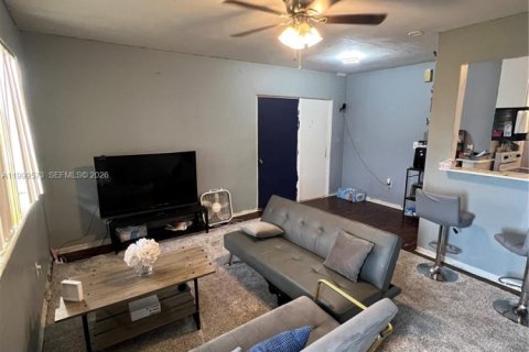 House in Opa-locka, Florida 2 bedrooms, 75.16 sq.m. № 2065253 - photo 7