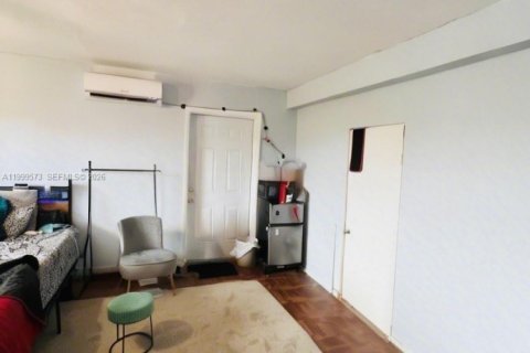 House in Opa-locka, Florida 2 bedrooms, 75.16 sq.m. № 2065253 - photo 10