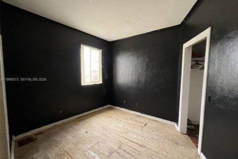 House in Opa-locka, Florida 2 bedrooms, 75.16 sq.m. № 2065253 - photo 11