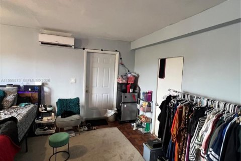 House in Opa-locka, Florida 2 bedrooms, 75.16 sq.m. № 2065253 - photo 9