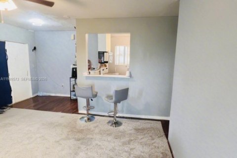 House in Opa-locka, Florida 2 bedrooms, 75.16 sq.m. № 2065253 - photo 5