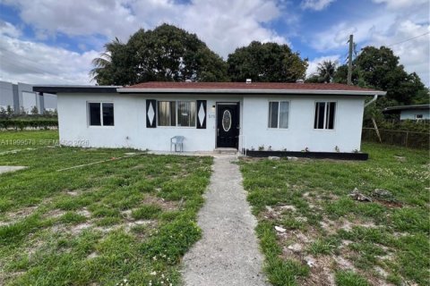 House in Opa-locka, Florida 2 bedrooms, 75.16 sq.m. № 2065253 - photo 4