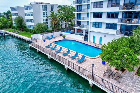 Condo in Bay Harbor Islands, Florida, 2 bedrooms  № 1768914 - photo 27