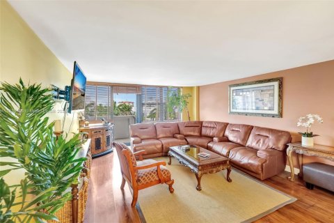 Condo in Bay Harbor Islands, Florida, 2 bedrooms  № 1768914 - photo 3