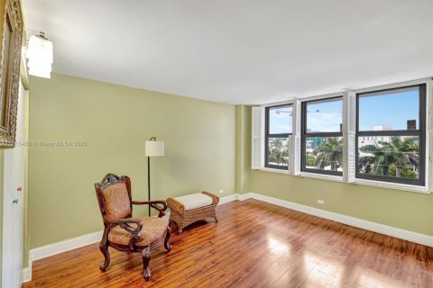 Condo in Bay Harbor Islands, Florida, 2 bedrooms  № 1768914 - photo 15