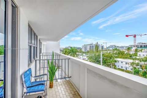 Condo in Bay Harbor Islands, Florida, 2 bedrooms  № 1768914 - photo 9