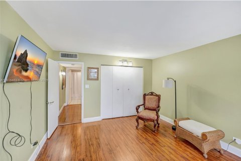 Condo in Bay Harbor Islands, Florida, 2 bedrooms  № 1768914 - photo 16