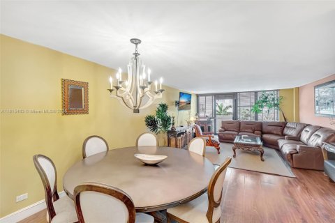 Condo in Bay Harbor Islands, Florida, 2 bedrooms  № 1768914 - photo 13