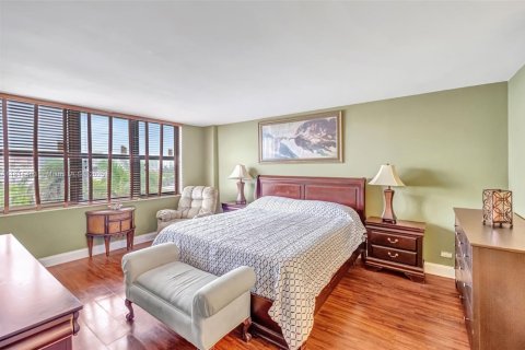Condo in Bay Harbor Islands, Florida, 2 bedrooms  № 1768914 - photo 17