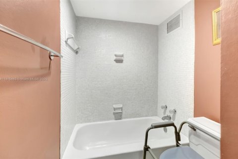 Condo in Bay Harbor Islands, Florida, 2 bedrooms  № 1768914 - photo 20