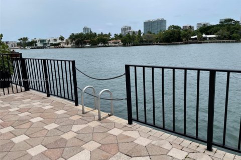 Condo in Bay Harbor Islands, Florida, 2 bedrooms  № 1768914 - photo 28