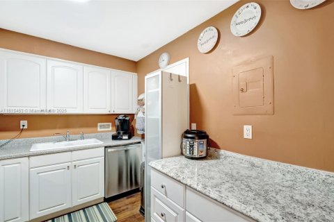 Condo in Bay Harbor Islands, Florida, 2 bedrooms  № 1768914 - photo 5