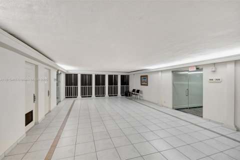 Condo in Bay Harbor Islands, Florida, 2 bedrooms  № 1768914 - photo 23