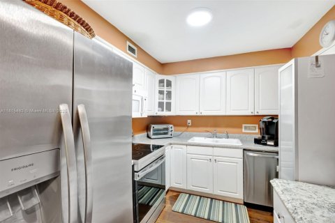 Condo in Bay Harbor Islands, Florida, 2 bedrooms  № 1768914 - photo 4