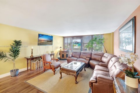 Condo in Bay Harbor Islands, Florida, 2 bedrooms  № 1768914 - photo 1