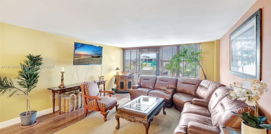 Condo in Bay Harbor Islands, Florida, 2 bedrooms  № 1768914