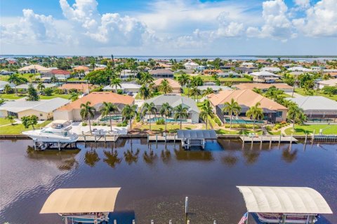 House in Port Charlotte, Florida 3 bedrooms, 205.78 sq.m. № 2324878