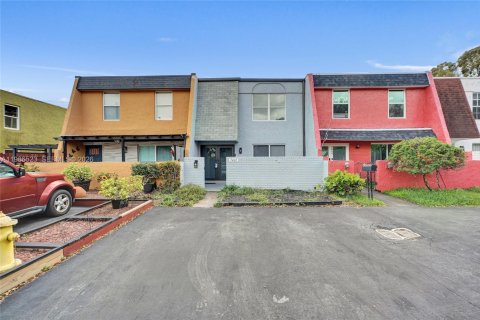 Townhouse in Tamarac, Florida 2 bedrooms, 133.78 sq.m. № 2052330 - photo 7