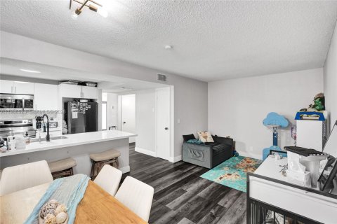 Townhouse in Tamarac, Florida 2 bedrooms, 133.78 sq.m. № 2052330 - photo 20