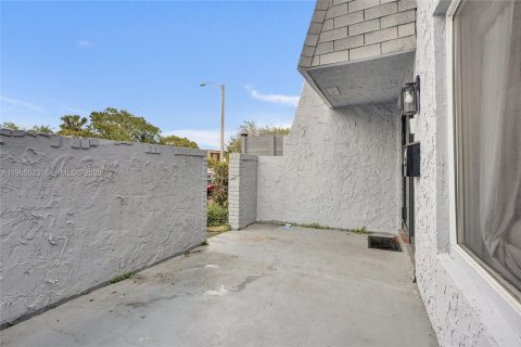 Townhouse in Tamarac, Florida 2 bedrooms, 133.78 sq.m. № 2052330 - photo 10