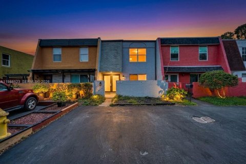 Adosado en Tamarac, Florida 2 dormitorios, 133.78 m2 № 2052330