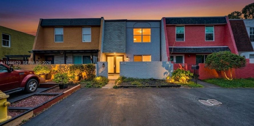 Townhouse in Tamarac, Florida 2 bedrooms, 133.78 sq.m. № 2052330