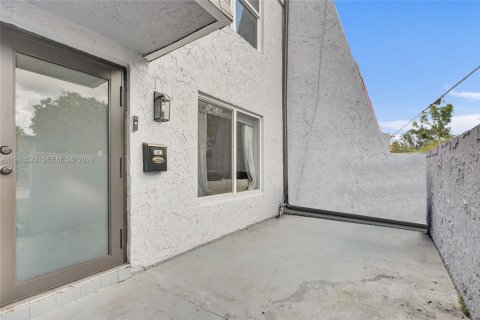 Townhouse in Tamarac, Florida 2 bedrooms, 133.78 sq.m. № 2052330 - photo 9