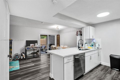 Townhouse in Tamarac, Florida 2 bedrooms, 133.78 sq.m. № 2052330 - photo 16