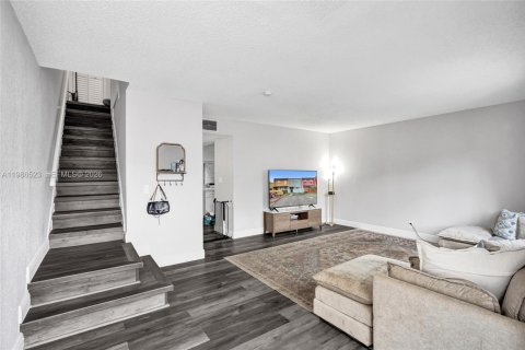 Townhouse in Tamarac, Florida 2 bedrooms, 133.78 sq.m. № 2052330 - photo 11