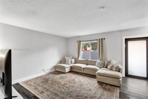 Townhouse in Tamarac, Florida 2 bedrooms, 133.78 sq.m. № 2052330 - photo 13