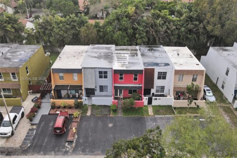 Townhouse in Tamarac, Florida 2 bedrooms, 133.78 sq.m. № 2052330 - photo 3