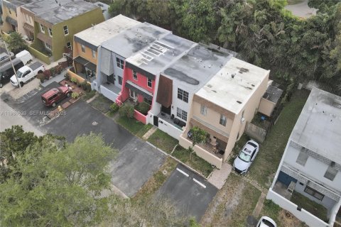 Townhouse in Tamarac, Florida 2 bedrooms, 133.78 sq.m. № 2052330 - photo 5