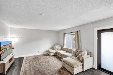 Townhouse in Tamarac, Florida 2 bedrooms, 133.78 sq.m. № 2052330 - photo 12