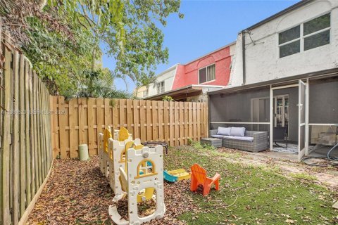 Townhouse in Tamarac, Florida 2 bedrooms, 133.78 sq.m. № 2052330 - photo 27