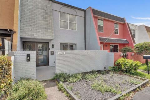 Townhouse in Tamarac, Florida 2 bedrooms, 133.78 sq.m. № 2052330 - photo 8